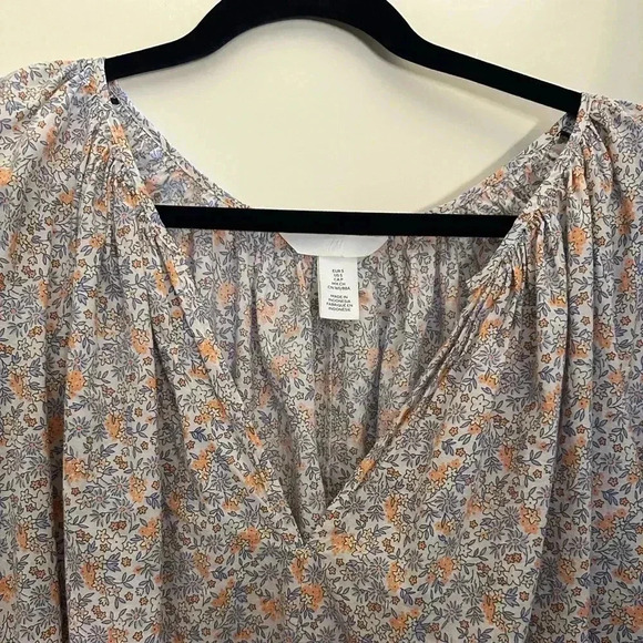 Adorable H & M Floral Print V-Neck Top - Picture 2 of 5